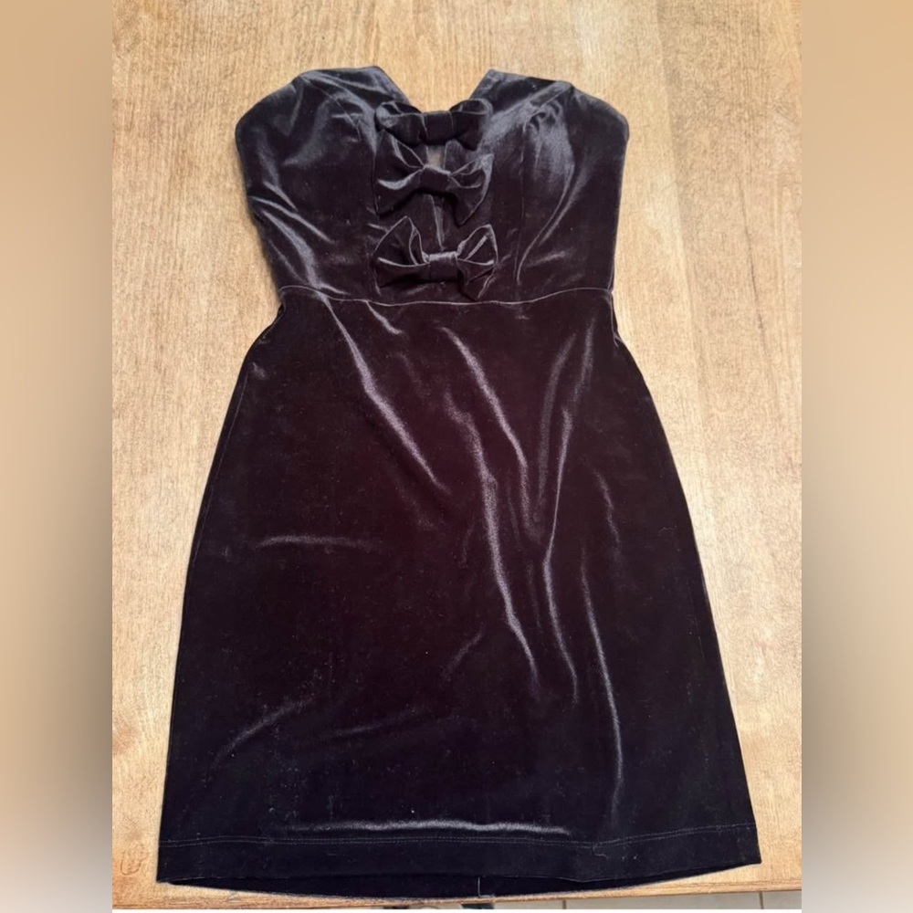 Elegant Black Velvet Dress with Bow Accents